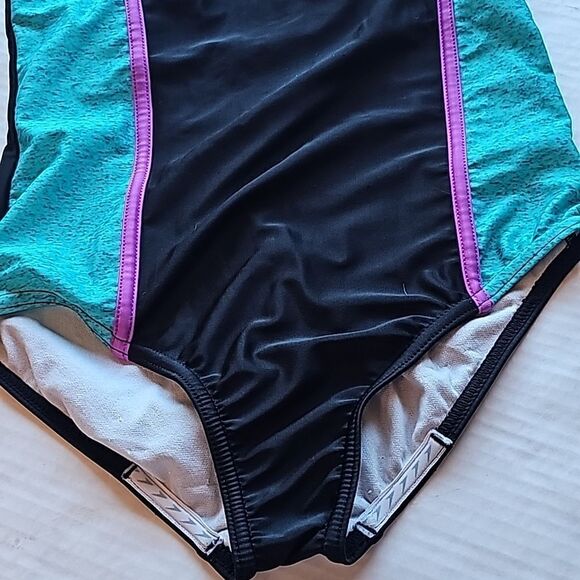 Speedo one piece racing swimsuit fits age 7-8 - Picture 3 of 5